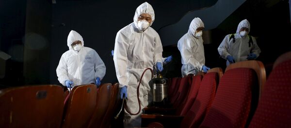 Empleados de un servicio de desinfección en un teatro de Seúl Empleados de un servicio de desinfección en un teatro de Seúl - Sputnik Mundo