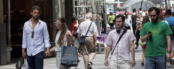 Gente en una calle de Madrid, España - Sputnik Mundo
