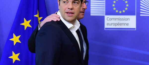 Primer ministro de Grecia, Alexis Tsipras, y presidente de la Comisión Europea, Jean-Claude Juncker Primer ministro de Grecia, Alexis Tsipras, y presidente de la Comisión Europea, Jean-Claude Juncker - Sputnik Mundo