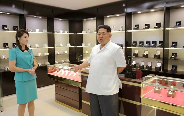 Kim Jong-un en la nueva terminal internacional del aeropuerto de Pyongyang Kim Jong-un en la nueva terminal internacional del aeropuerto de Pyongyang - Sputnik Mundo