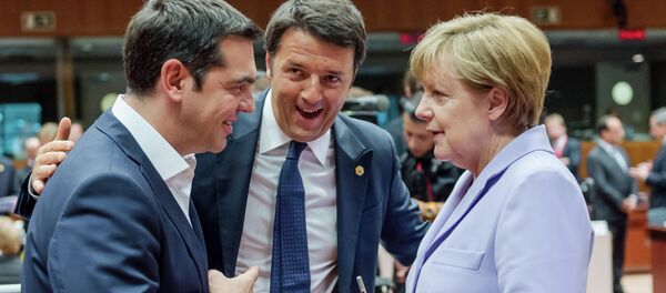 Alexis Tsipras, Matteo Renzi y Angela Merkel después de la reunión del Eurogrupo - Sputnik Mundo