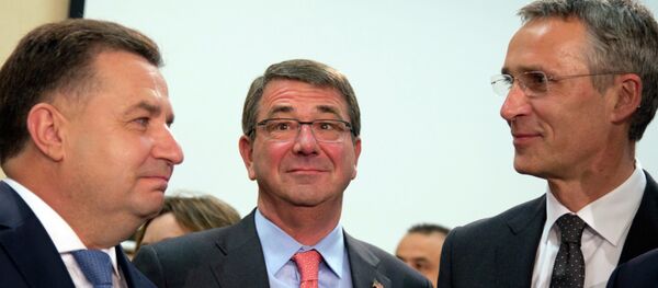 Stepán Poltorak, ministro de Defensa de Ucrania, Ashton Carter, secretario de Defensa de EEUU y Jens Stoltenberg, secretario general de la OTAN en Bruselas - Sputnik Mundo