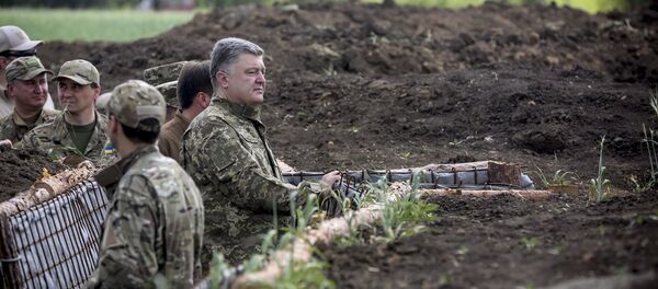Petró Poroshenko, presidente de Ucrania, en la región de Donetsk - Sputnik Mundo