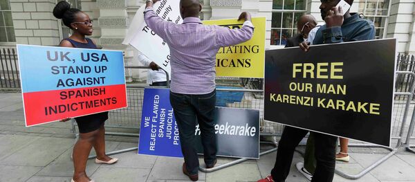 Manifestantes sostienen carteles exigiendo la liberación de jefe de inteligencia de Ruanda Karenzi Karake en Londres Manifestantes sostienen carteles exigiendo la liberación de jefe de inteligencia de Ruanda Karenzi Karake en Londres - Sputnik Mundo