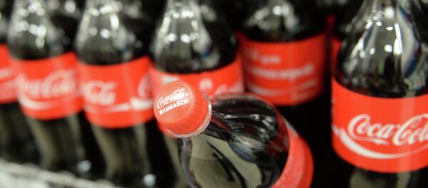 Coca-Cola отозвала рекламу с четырех российских телеканалов - Sputnik Mundo