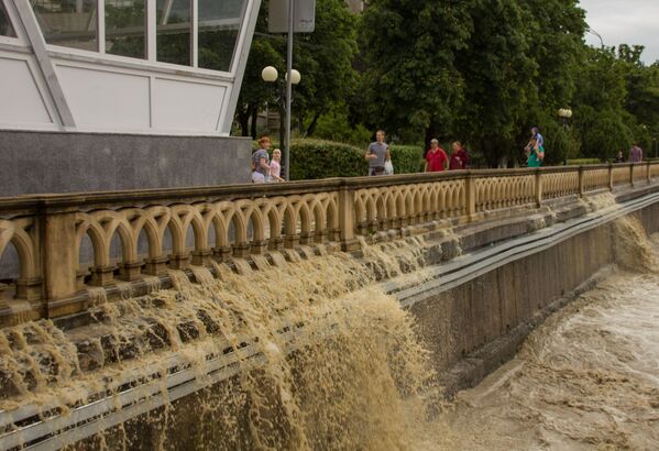 Lluvias torrenciales han paralizado la ciudad de Sochi - Sputnik Mundo