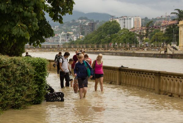 Lluvias torrenciales han paralizado la ciudad de Sochi - Sputnik Mundo