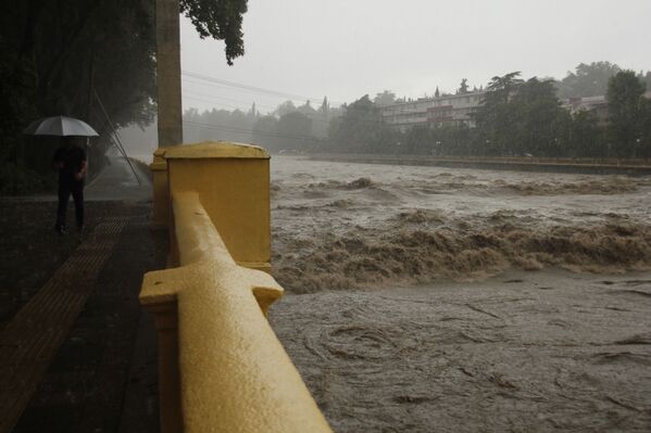 Lluvias torrenciales han paralizado la ciudad de Sochi - Sputnik Mundo
