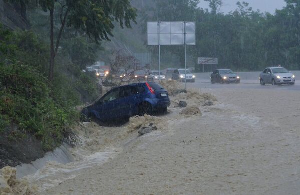 Lluvias torrenciales han paralizado la ciudad de Sochi - Sputnik Mundo