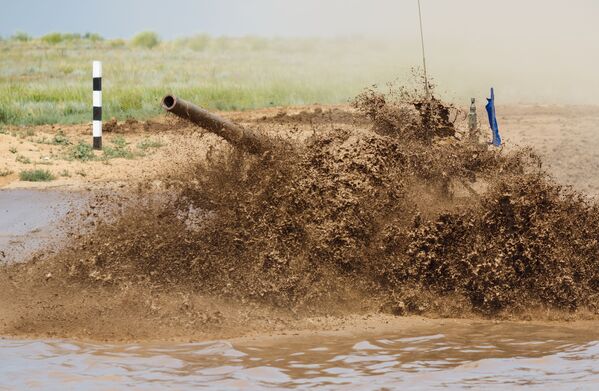 Biatlón con tanques en la provincia de Volgogrado - Sputnik Mundo