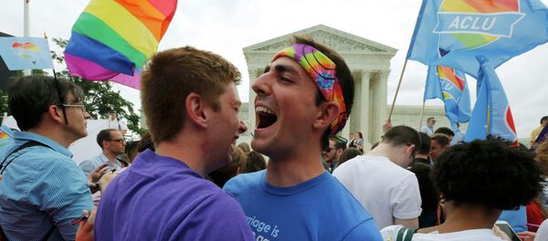 Gente celebran la legalización de matrimonios homosexuales al lado del Tribunal Supremo de EEUU en Washington, el 26 de junio, 2015 Gente celebran la legalización de matrimonios homosexuales al lado del Tribunal Supremo de EEUU en Washington, el 26 de junio, 2015 - Sputnik Mundo