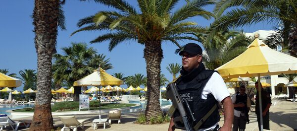 Agente de seguridad tunecino en el lugar del atentado terrorista en el hotel Imperial Marhaba. 26 de junio de 2015 Agente de seguridad tunecino en el lugar del atentado terrorista en el hotel Imperial Marhaba. 26 de junio de 2015 - Sputnik Mundo