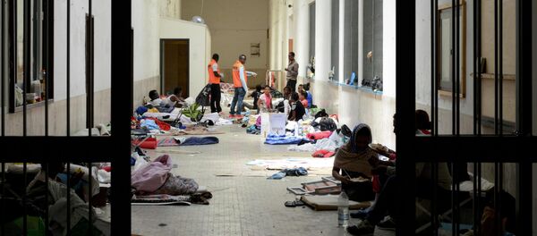 Migrants are seen on the floors in a hallway at the Vintimiglia train station in Italy, on World Refugee Day, June 20, 2015. Migrants are seen on the floors in a hallway at the Vintimiglia train station in Italy, on World Refugee Day, June 20, 2015. - Sputnik Mundo