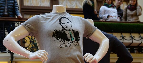 Продажа толстовок проекта Все путем с изображением В. Путина в Москве - Sputnik Mundo