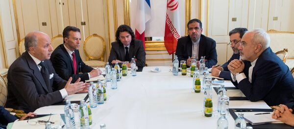 Ministro de Exteriores de Francia, Laurent Fabius, y ministro de Exteriores de Irán, Mohamad Yavad Zarif - Sputnik Mundo