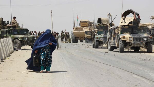 Afghan National Army (ANA) troops keep watch at a checkpoint at Chardara district, in Kunduz province, Afghanistan June 24, 2015 - Sputnik Mundo