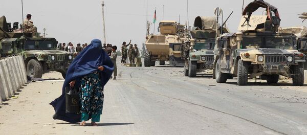 Afghan National Army (ANA) troops keep watch at a checkpoint at Chardara district, in Kunduz province, Afghanistan June 24, 2015 - Sputnik Mundo
