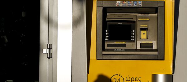 Los bancos de Grecia abrirán solo el martes, se podrá retirar 60 euros al día - Sputnik Mundo