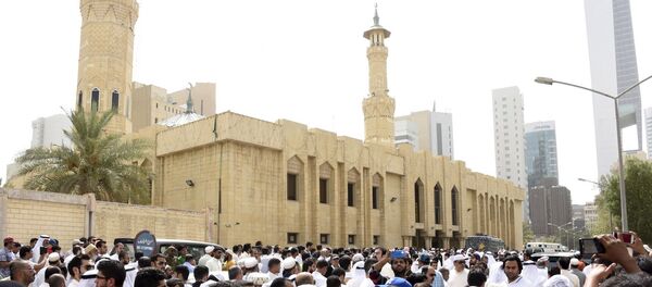 Detienen a saudí que hizo fotos de la mezquita atacada en Kuwait - Sputnik Mundo