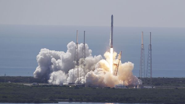 El cohete Falcon 9 explota tras despegar desde Cabo Cañaveral - Sputnik Mundo