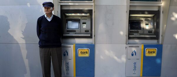 Jubilado espera al lado de un cajero automático del Banco Nacional de Grecia para percibir su pensión en Tesalónica, Grecia, el 29 de junio, 2015 - Sputnik Mundo