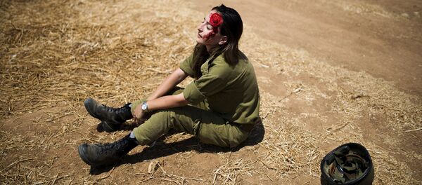 Soldado israelí desempeña el papel de la víctima imitando un ataque con bomba al tren en Israel, el 4 de junio, 2015 Soldado israelí desempeña el papel de la víctima imitando un ataque con bomba al tren en Israel, el 4 de junio, 2015 - Sputnik Mundo