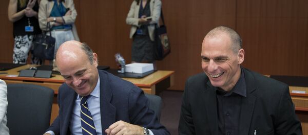 Ministro de Economía de España, Luis de Guindos, y su homólogo griego, Yanis Varoufakis - Sputnik Mundo
