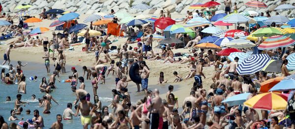 Gente nada en el Mar Mediterráneo durante la primera ola de calor en Barcelona, España, el 28 de junio, 2015 - Sputnik Mundo