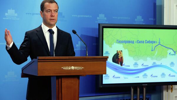 Dmitri Medvédev, primer ministro de Rusia, durante la ceremonia del inicio de la construcción del tramo chino del gasoducto Fuerza de Siberia, el 29 de junio, 2015 - Sputnik Mundo