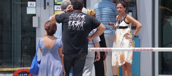 Ciudadanos griegos hacen cola ante un cajero automático - Sputnik Mundo