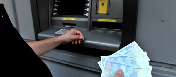 Un hombre retira el límite de 60 euros - Sputnik Mundo