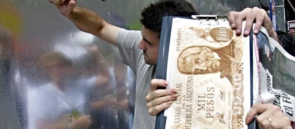 Los argentinos rompen una pared de metal del banco en Buenos Aires en protesta por el bloqueo de sus ahorros - Sputnik Mundo