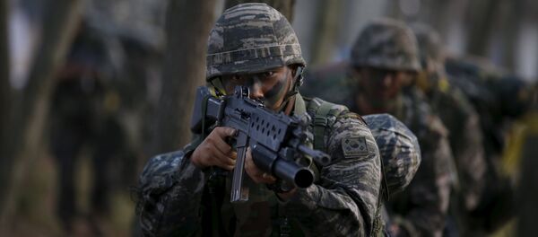 Los soldados del ejército del Сorea del Sur participan en un simulacro de operación militar en una orilla en Taean - Sputnik Mundo