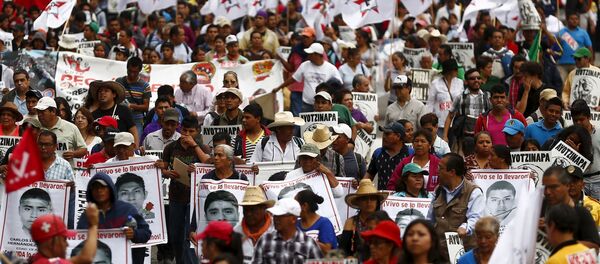 Protesta del nueve meses aniversario de la desaparición de los estudiantes de Ayotzinapa en México Protesta del nueve meses aniversario de la desaparición de los estudiantes de Ayotzinapa en México - Sputnik Mundo