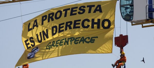 Activistas de Greenpeace cuelgan una pancarta contra la Ley Mordaza sobre el Congreso de los Diputados. Madrid, 30 de junio de 2015 - Sputnik Mundo