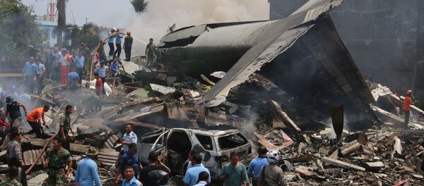 Labores de rescate en el lugar de caída de avión militar en Indonesia - Sputnik Mundo