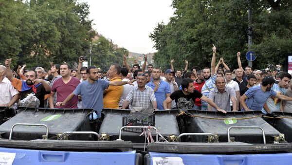 Manifestantes en Armenia - Sputnik Mundo