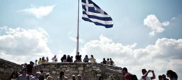 Bandera de Grecia cerca de Acropolis en Atenas Bandera de Grecia cerca de Acropolis en Atenas - Sputnik Mundo