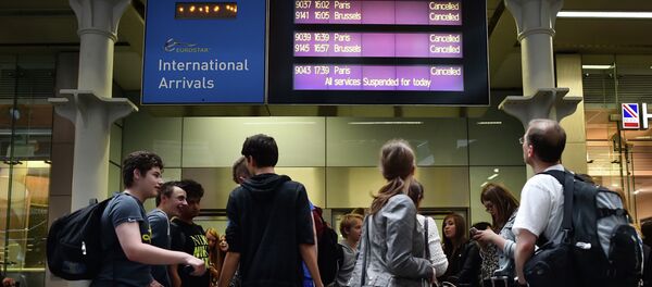 Pasajeros de Eurostar en la estación St Pancras (Londres) despues de la suspención de servicios de trenes Pasajeros de Eurostar en la estación St Pancras (Londres) despues de la suspención de servicios de trenes - Sputnik Mundo