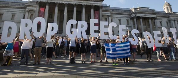 Manifestantes protestan en contra de las acciones de BCE en relación de la deuda de Grecia en Londres, Gran Bretaña, el 29 de junio, 2015 - Sputnik Mundo