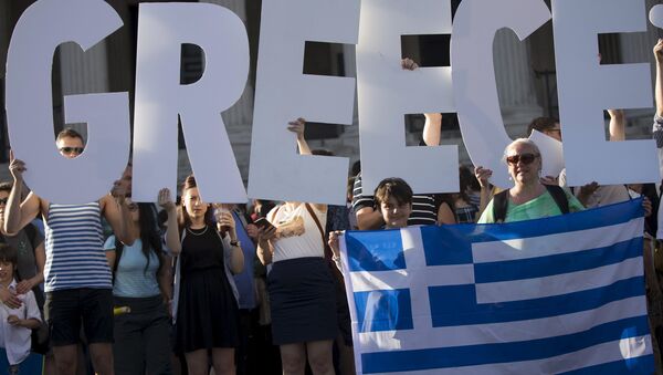 Manifestantes protestan en contra de las acciones de BCE en relación de la deuda de Grecia en Londres, Gran Bretaña, el 29 de junio, 2015 Manifestantes protestan en contra de las acciones de BCE en relación de la deuda de Grecia en Londres, Gran Bretaña, el 29 de junio, 2015 - Sputnik Mundo