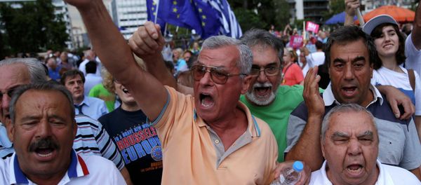 Manifestantes al lado del edificio del parlamento en Atenas, Grecia, el 30 de junio, 2015 - Sputnik Mundo