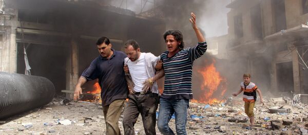 Hombres caminan entre los escombros de las casas destruidas en Aleppo (Siria) - Sputnik Mundo