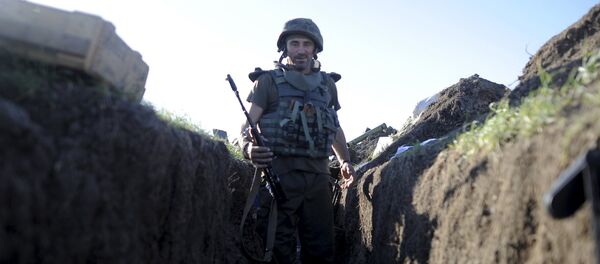 Soldado ucraniano en una trihchera en la localidad de Shirókino, 6 de junio de 2015 Soldado ucraniano en una trihchera en la localidad de Shirókino, 6 de junio de 2015 - Sputnik Mundo