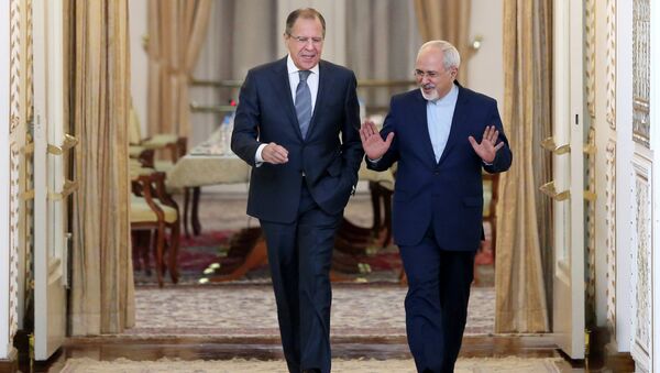 Ministro de Exteriores de Rusia, Serguéi Lavrov, y Ministro de Exteriores de Irán, Mohamad Yavad Zarif (archivo) - Sputnik Mundo