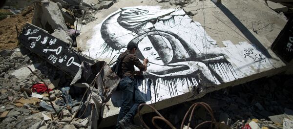 Un palestino dibuja un grafiti en conmemoración de Nakba, éxodo palestino tras la creación del Estado de Israel en el 1948 - Sputnik Mundo