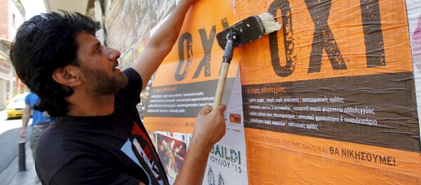 Un hombre pega un póster con la palabra griega NO en Atenas Un hombre pega un póster con la palabra griega NO en Atenas - Sputnik Mundo