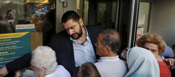 Jubilados esperan fuera del Banco Nacional en Atenas, Grecia, el 1 de julio, 2015 Jubilados esperan fuera del Banco Nacional en Atenas, Grecia, el 1 de julio, 2015 - Sputnik Mundo
