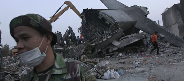 Labores de rescate en el lugar de caída de avión militar en Indonesia Labores de rescate en el lugar de caída de avión militar en Indonesia - Sputnik Mundo