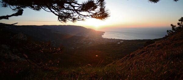 Vista de la ciudad de Yalta en Cirmea desde motaña Ai-Petri al amancer - Sputnik Mundo